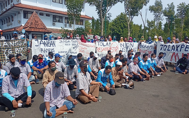Kena PHK, Ratusan Buruh di Pekalongan Serbu Kantor DPRD