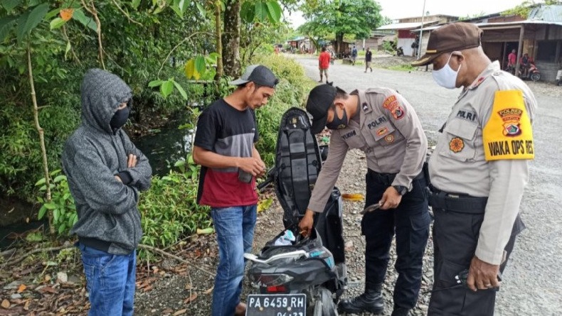 Gelar Razia Senjata Tajam di Yakohimo, Polisi Amankan Pisau, Ketapel dan Paku