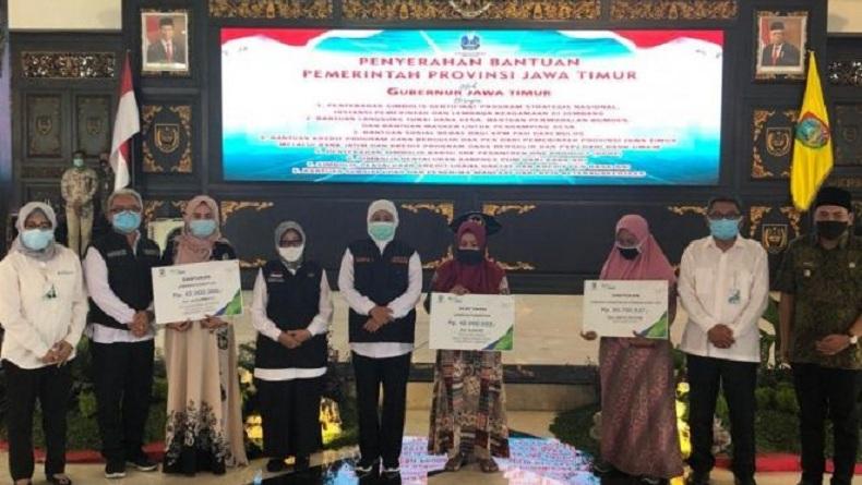 Khofifah Serahkan Rp42 Juta ke Ahli Waris Program BPJS Ketenagakerjaan di Jombang