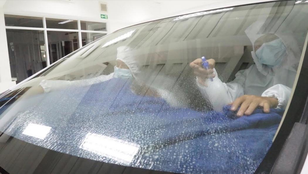 Tips Merawat Kaca Film Mobil Agar Awet, Hindari Pembersih Berbahan Alkohol