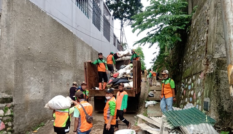 Puluhan Petugas Gabungan Bersihkan Puing Bekas Longsor di Ciganjur