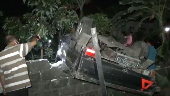 Abaikan Peringatan, Mobil Pikap Ditabrak Kereta Api di Tulungagung