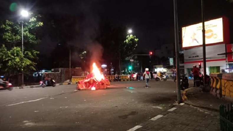 Bertahan di Jalan Budi Kemuliaan Jakarta Pusat, Demonstran Bakar Water Barrier