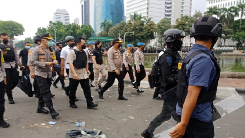 Polisi Selidiki Bola Kasti Beracun yang Dilempar Massa Demonstran UU Ciptaker