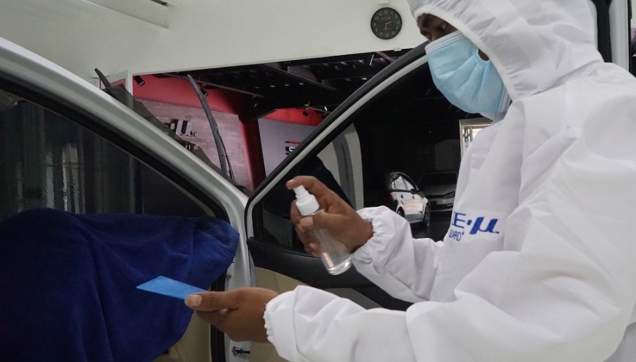 Cara Alami Membuat Air Hujan Tak Mudah Menempel pada Kaca Mobil