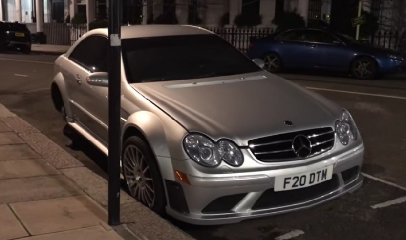 Tidak Tahu Mobil Mahal, Maling Ini Hanya Curi 1 Set Ban Belakang Mercedes CLK 63 AMG