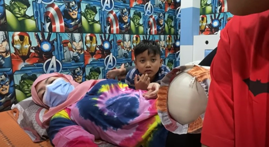 Nathalie Holscher Terbaring Sakit, Ferdi Anak Bungsu Sule Turut Menemani 