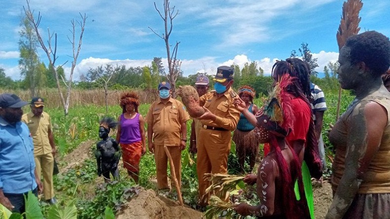 Bupati Minta Warga Jawayijaya Setop Kebiasaan Memohon Proposal Bantuan