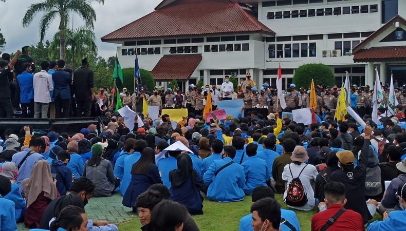Ratusan Mahasiswa di Babel Unjuk Rasa Tolak UU Cipta Kerja