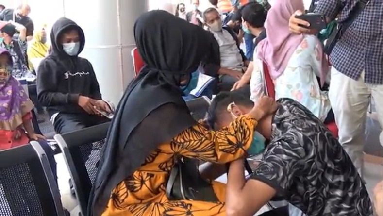 Dipulangkan, 30 Demonstran di Makassar Menangis di Pangkuan Orang Tua