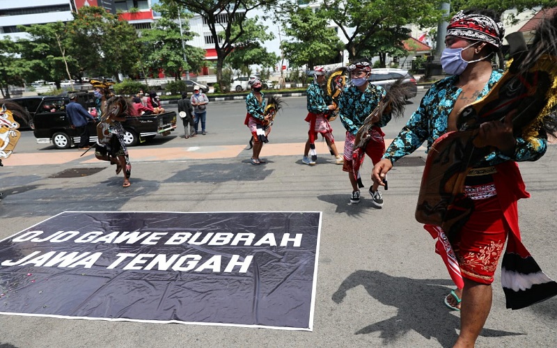 Tolak Demo Anarkis, Seniman Jaran Kepang Ruwat Gedung DPRD Jateng