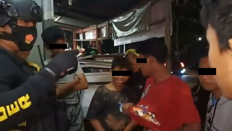 Digerebek Polisi, Remaja Mabuk Miras di Makassar Senyum Cengengesan