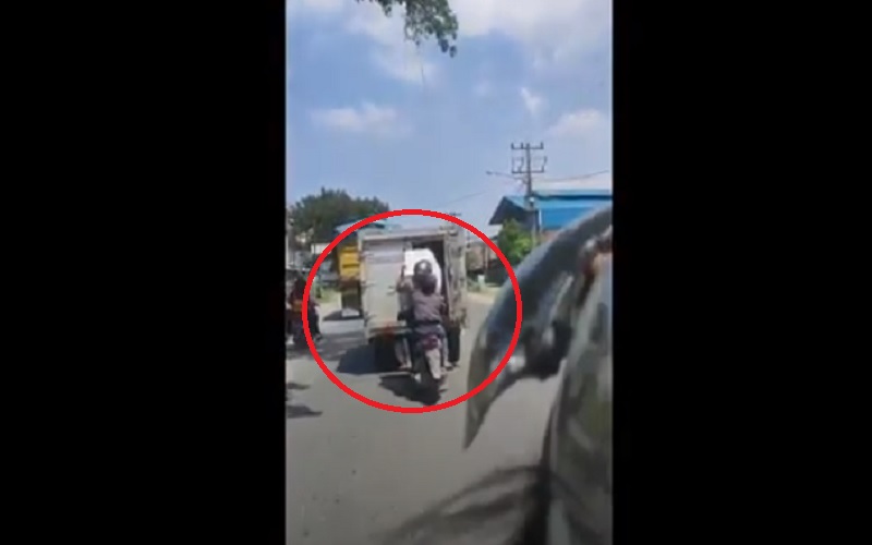 Video Viral Aksi Bajing Loncat Curi Barang Berukuran Besar Naik Motor di Medan