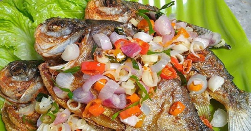 Resep Ikan Bawal Goreng Kering, Pakai Sambal Matah Makin Nikmat
