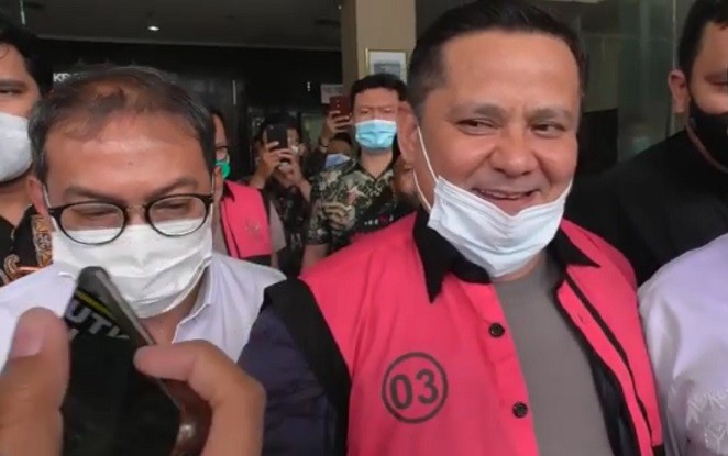 Senyum Irjen Napoleon saat Kenakan Rompi Tahanan: Kita Buka Semuanya Nanti