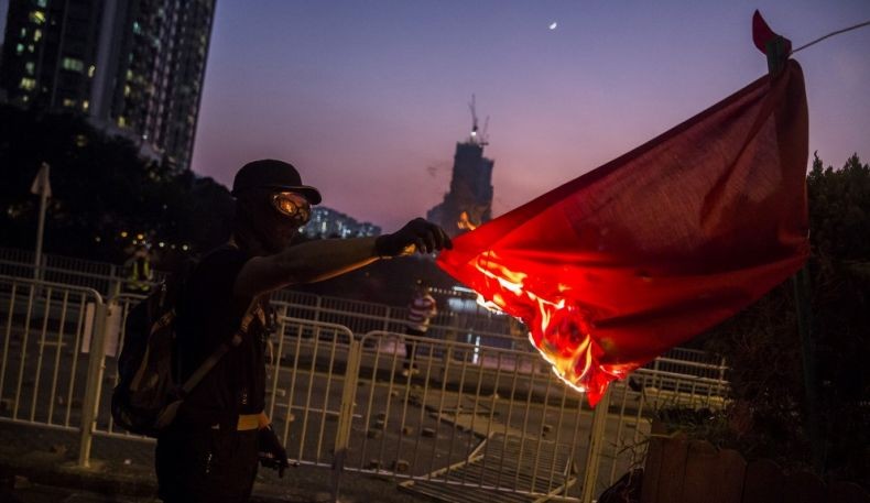 China Sahkan UU Pelecehan Bendera Setahun Setelah Demonstrasi Hong Kong