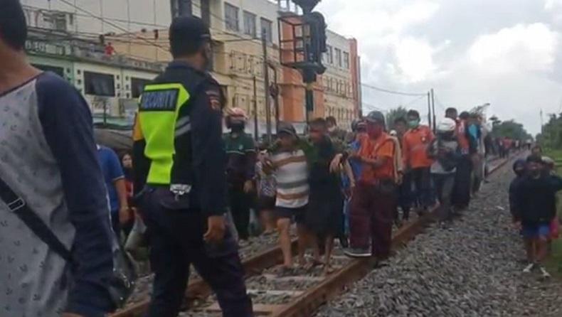 Ajaib, Pria Ini Lolos dari Maut usai Ditabrak Kereta Lokomotif dan Masuk Kolong
