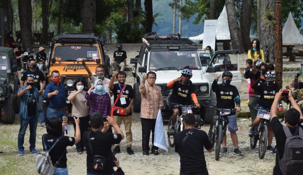 Komunitas Vespa dan Jeep Tuntaskan Touring Jelajahi Danau Toba