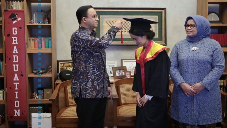 Momen Bahagia Anies Baswedan Dampingi Sang Putri Wisuda UI
