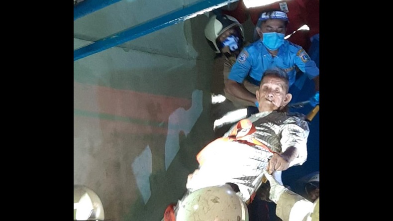 Menegangkan, Petugas Evakuasi Lansia Tak Berdaya dari Kebakaran Toko Bangunan