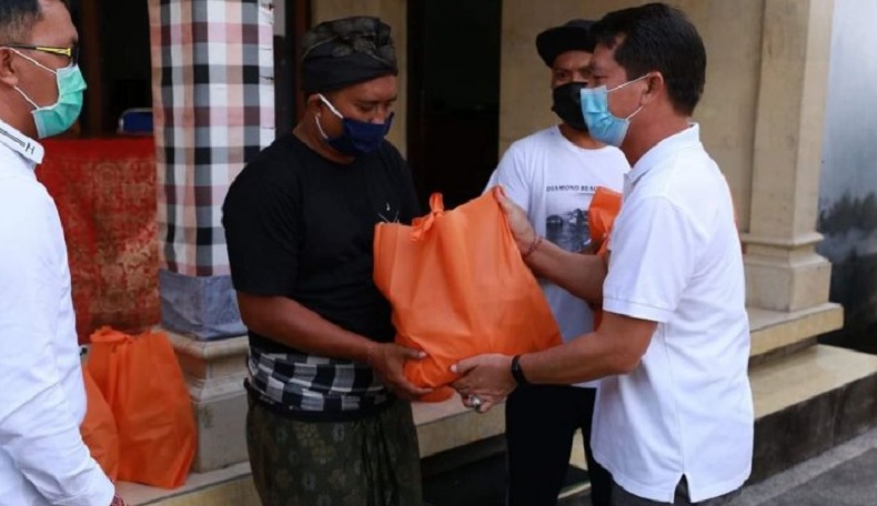 Bupati Klungkung Bantu Puluhan Warga Isolasi Mandiri di Nusa Penida