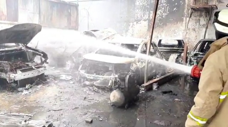 Kebakaran Hanguskan Bengkel di Duren Sawit, 16 Mobil dan 2 Motor Ludes