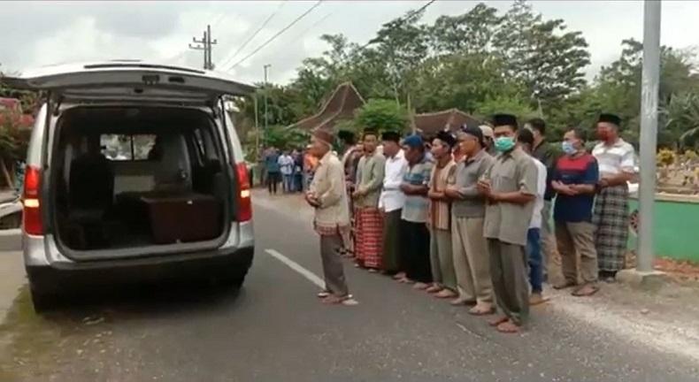 Jenazah Pasien Covid-19 di Jember Disalatkan di Tengah Jalan Lalu Dimakamkan Secara Protokol Kesehatan