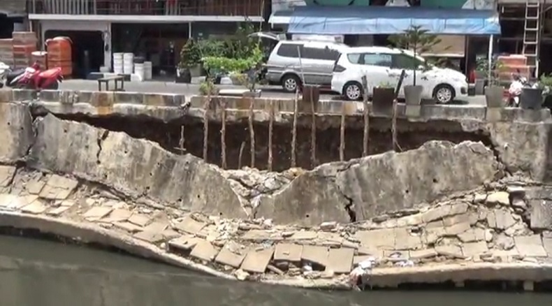 Debit Air Naik karena Hujan, Turap Kali Sunter Jebol