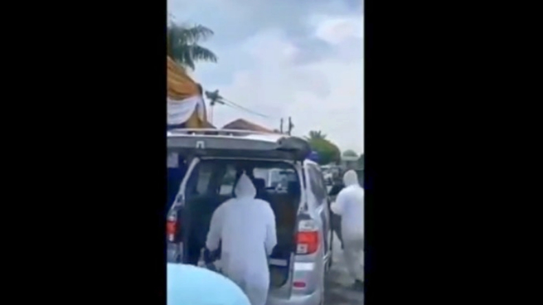 Viral, Mobil Ambulans di Palembang Antar Seserahan Pernikahan