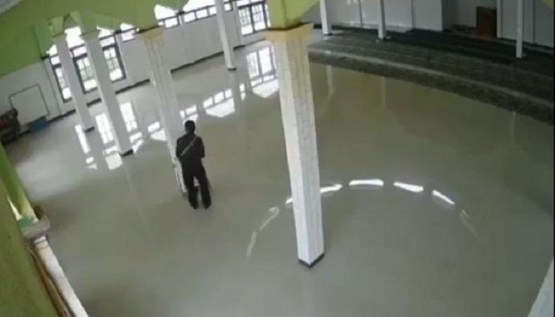 Aksi Pencurian Terekam CCTV, Pelaku Bobol Kotak Amal Masjid Dinul Islam