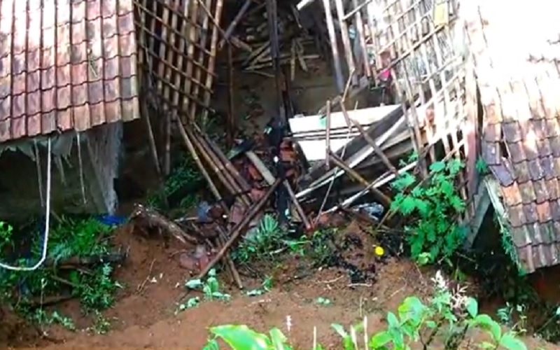Tebing Setinggi 6 Meter di Banjarnegara Longsor, 1 Rumah Warga Rusak Parah