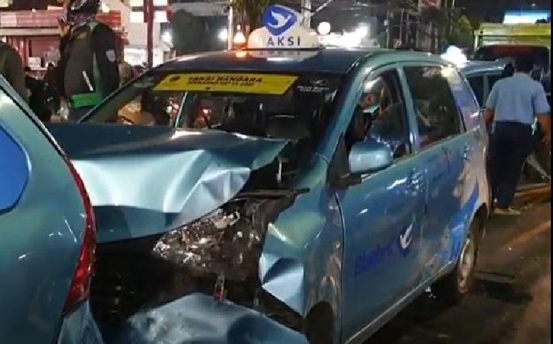 Truk Tabrak Antrean Kendaraan di SPBU Dewi Sartika, 10 Mobil dan 1 Angkot Rusak