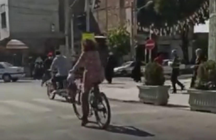 Perempuan Iran Ditangkap karena Nekat Bersepeda Tanpa Hijab di Tengah Kota