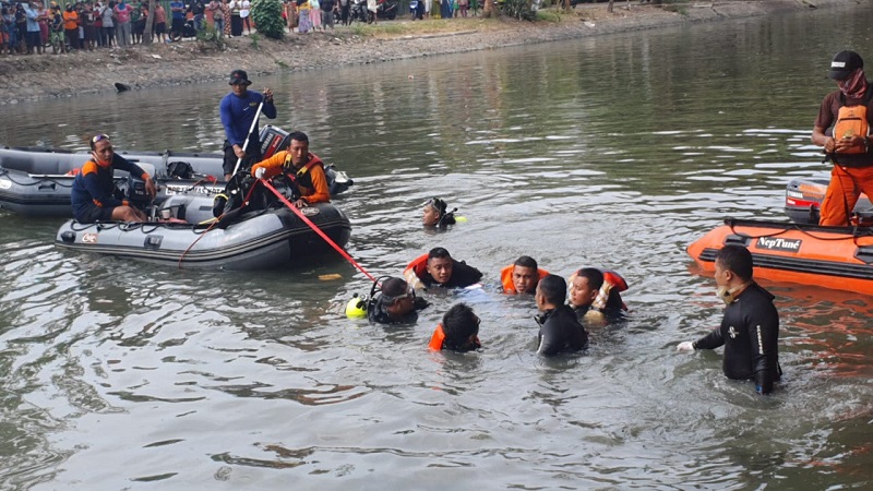 Cari Ikan, Bocah 14 Tahun Tewas Tenggelam di Kalimas Surabaya