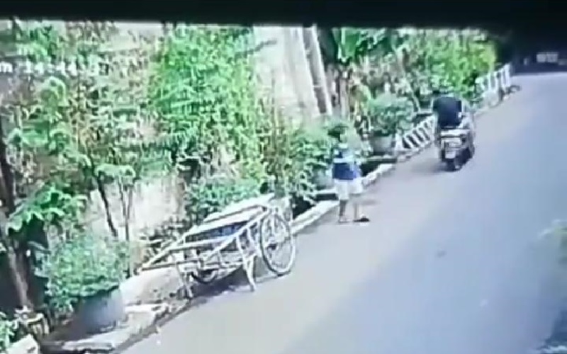Asyik Main HP Sambil Jalan, Anak 8 Tahun Dijambret di Kebayoran Lama