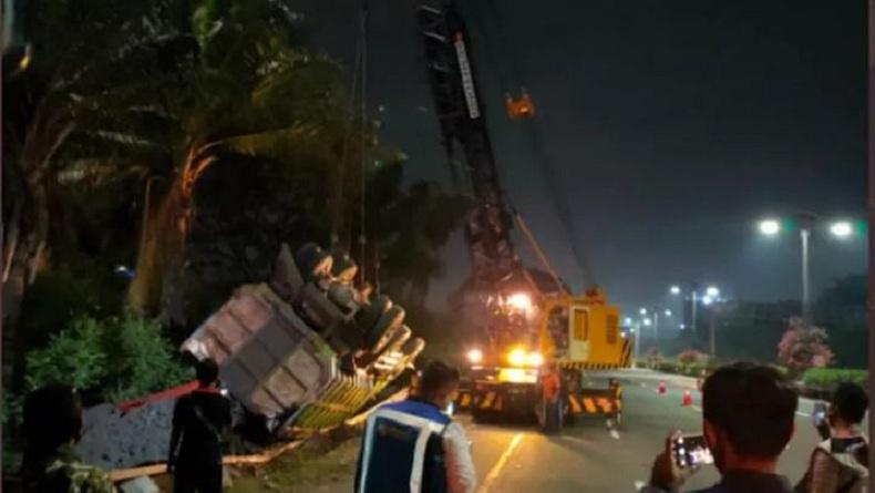 Kecelakaan Truk Terbalik di Tol Kapuk Arah Bandara Soekarno-Hatta