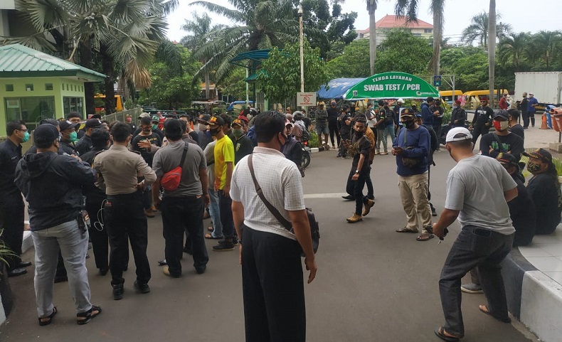 Dilarang Jenguk Pasien Suspek Covid-19, Massa Pakai Atribut FBR Geruduk RSUD Cengkareng
