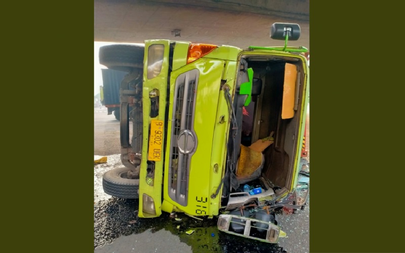 Truk Kontainer Terguling di Simpang Tomang, Sopir Diduga Ngantuk