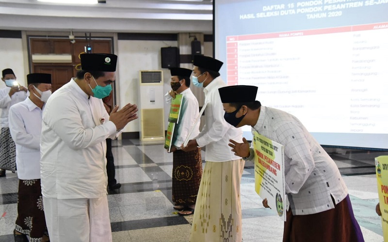 Hari Santri 2020, Gus Yasin Berikan Penghargaan ke 15 Duta Ponpes