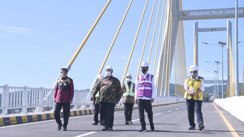 Kagumi Arsitektur Jembatan Teluk Kendari, Jokowi: Ini Jadi Ikon Baru