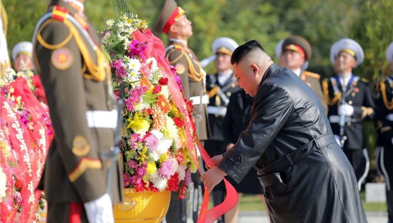 Kim Jong Un Beri Penghormatan kepada Jutaan Pasukan China yang Terlibat Perang Korea