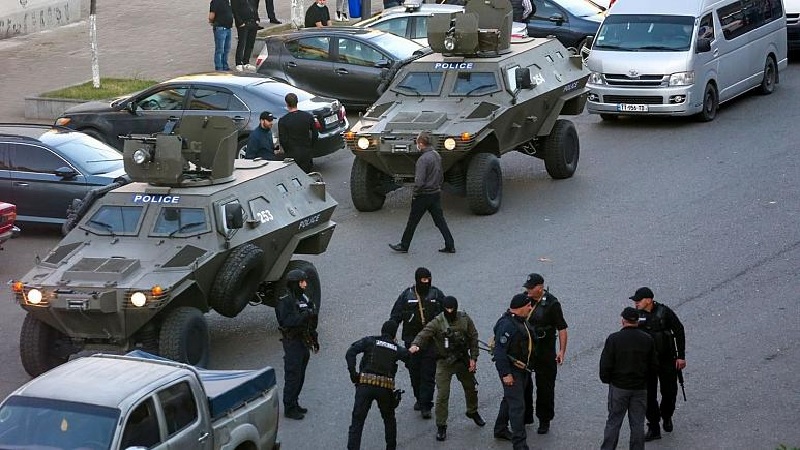 Pria Berpakaian Militer Bobol Bank, Sandera 20 Orang Minta Tebusan Rp7 Miliar