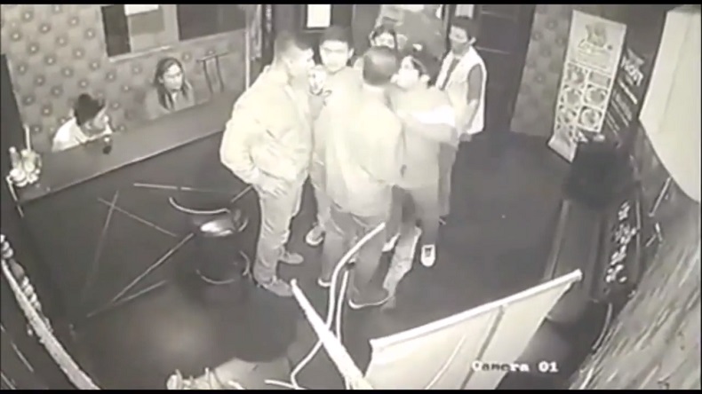 Terekam CCTV, Pria Berambut Cepak Aniaya Pengunjung Hiburan Malam di Medan