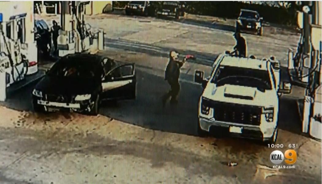 Lucu, Dikejar Polisi Penjahat Ini Sempat Isi Bensin di SPBU dan Bayar ke Kasir