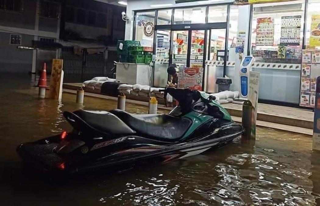 Tak Bisa Dilalui Mobil karena Banjir, Pria Ini Belanja ke Minimarket Pakai Jetski