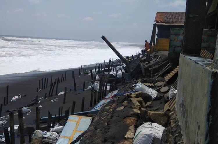 Abrasi Pantai Depok Bantul, 10 warung Terancam Ambruk