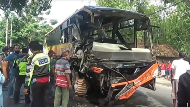 Bus Rajawali Indah Tabrak 2 Truk di Bojonegoro, 4 Orang Terluka