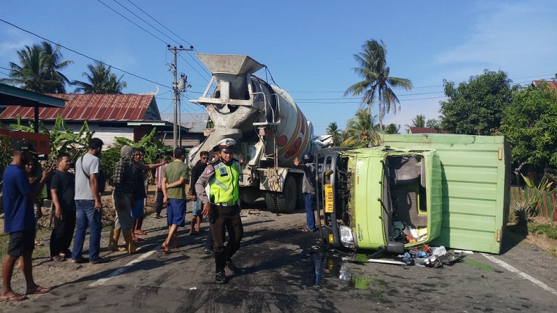 Truk Boks vs Truk Molen di Jalan Poros Sengkang, 4 Luka-Luka