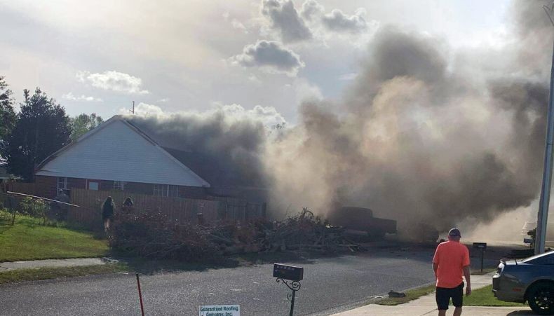 Pesawat Angkatan Laut AS Jatuh Timpa Rumah Warga, 2 Kru Tewas