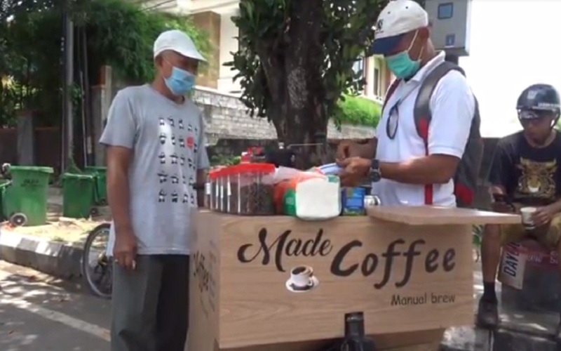 Menganggur karena Pandemi Covid, Sopir Travel di Bali Banting Setir Jadi Barista Jalanan